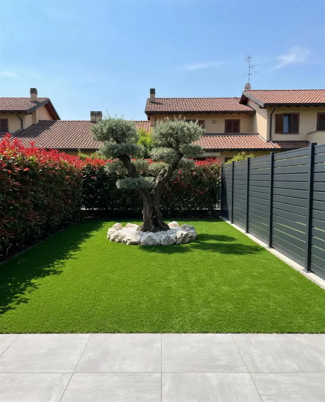 Prato sintetico pro e contro: giardino di 50 m² a Cernusco sul Naviglio, fatto da Giardino Perfetto
