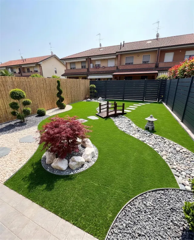 Prato sintetico pro e contro: giardino di 100 m², fatto da Giardino Perfetto