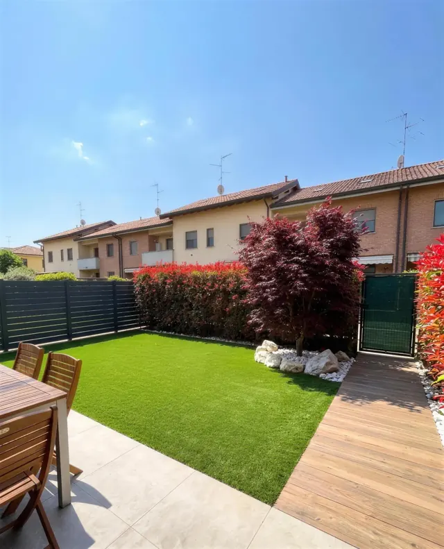 Dicondra: giardino di 100 m², fatto da Giardino Perfetto